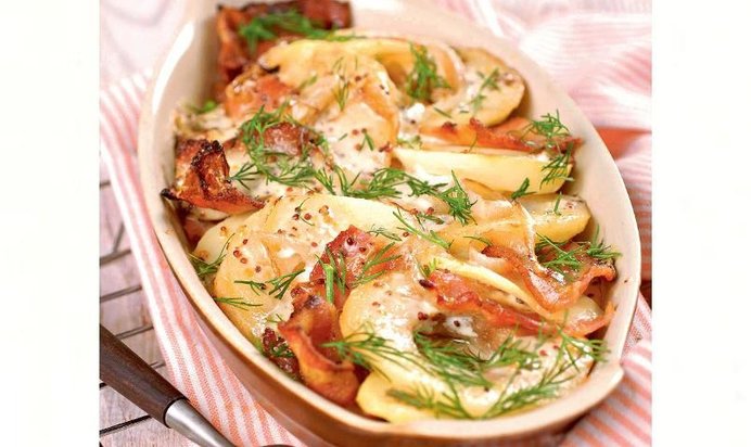 Картофельная запеканка с яблоками и беконом