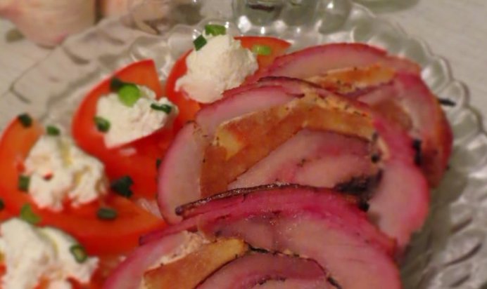 Свиной рулет фаршированный айвой