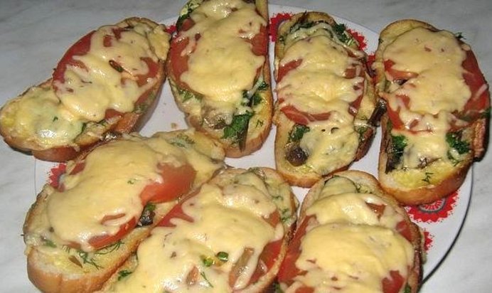 Горячий бутерброд со шпротами