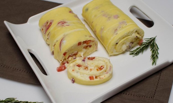 Рулет из омлета с сыром