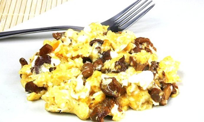 Омлет с белыми грибами, сыром грюйер и эстрагоном