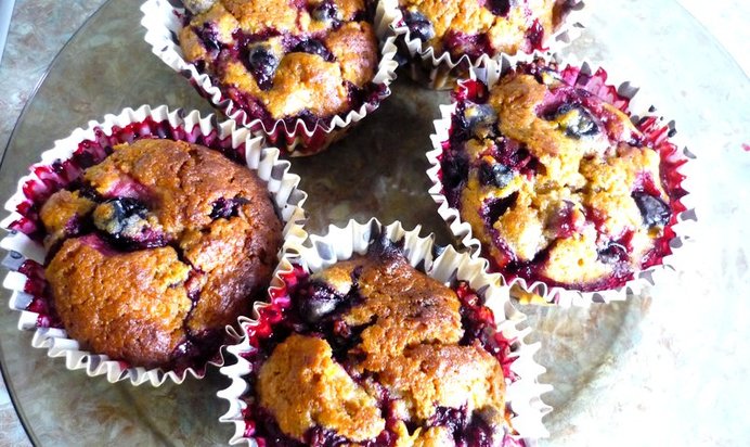 Маффины с морковью и черной смородиной