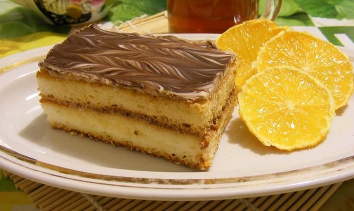 Сметанное пирожное с вареной сгущенкой