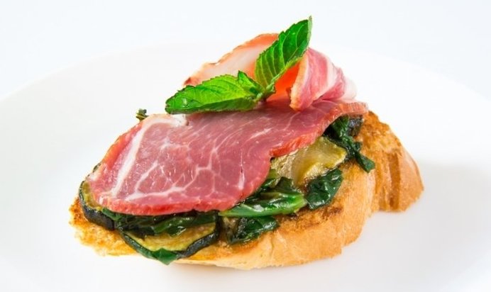 Брускетта с ветчиной