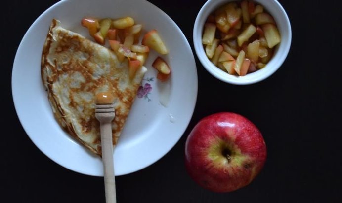 Кокосовые блинчики с карамельными яблоками