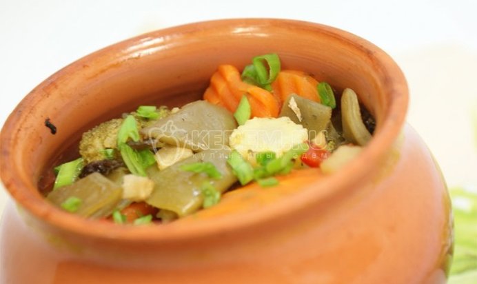 Тушеные овощи с фаршем в горшочке