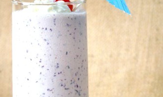 Кокосовый милкшейк с ананасом и черникой