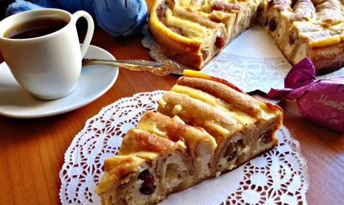 Блинный пирог с творогом и изюмом