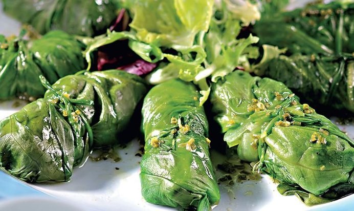 Голубцы из латука с травами и козьим сыром