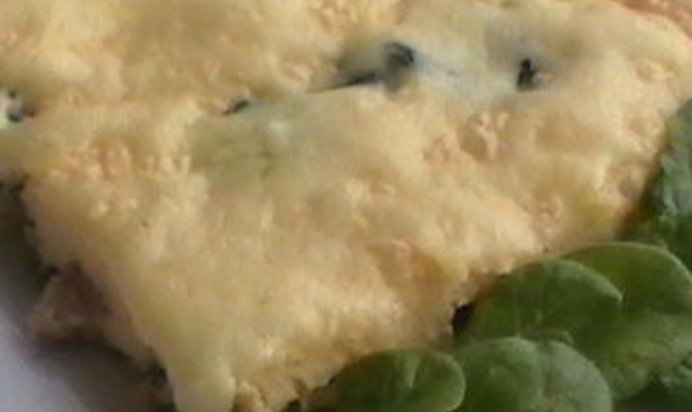 Омлет на маскарпоне с индейкой и шпинатом