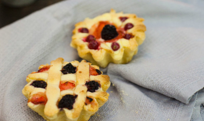 Итальянские пирожные с рикоттой и свежими ягодами