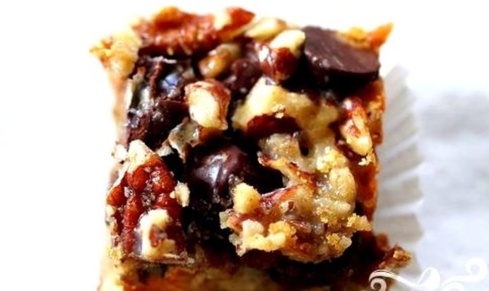 Пирожные с шоколадом, сгущенкой и орехами