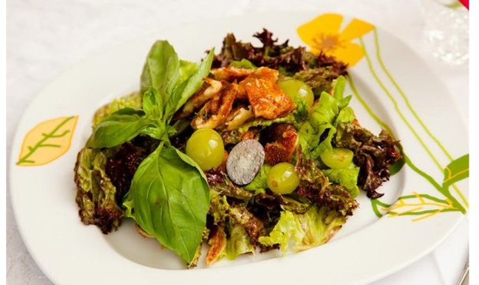 Салат из сулугуни и винограда