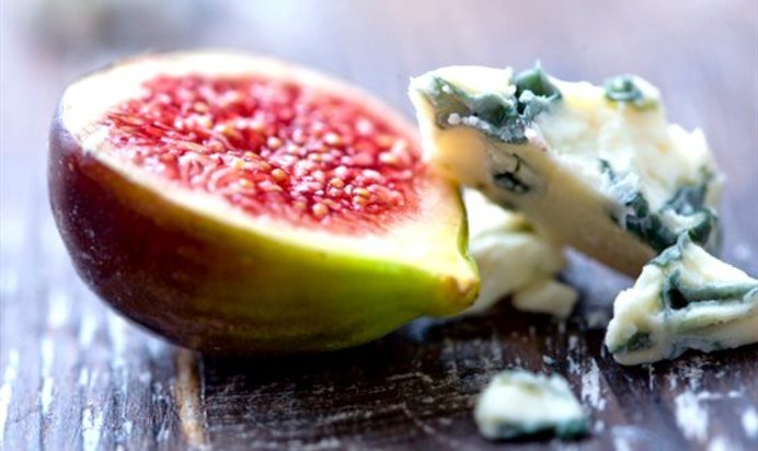 Фаршированный козьим сыром инжир в виноградных листьях на гриле, сбрызнутый медом