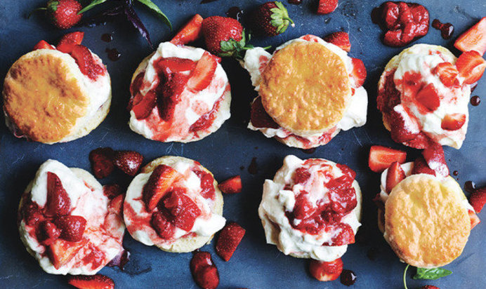 Пирожные с клубникой и базиликом