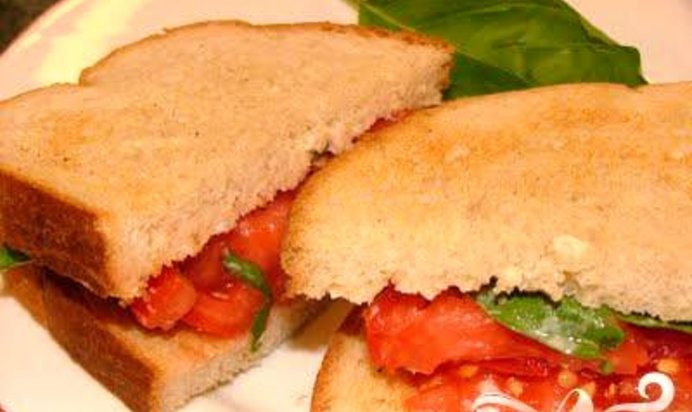 Румяный сандвич с помидором