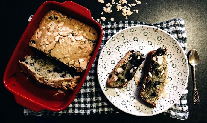 Кекс из овсяной муки с голубикой и миндалем