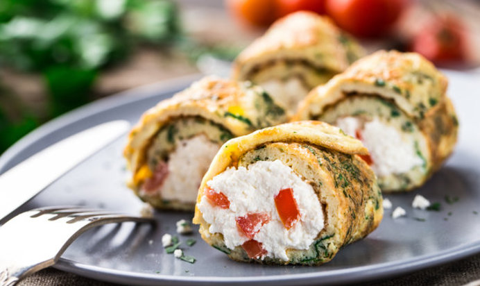 Рулетики из омлета со сливочным сыром