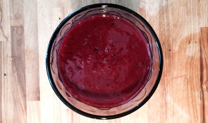 Смузи из черной смородины, банана и нектарина