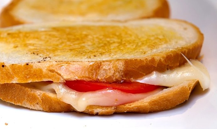 Горячий бутерброд на сковороде