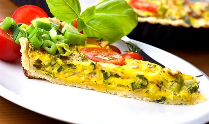 Омлет со сливочным маслом и луком пореем