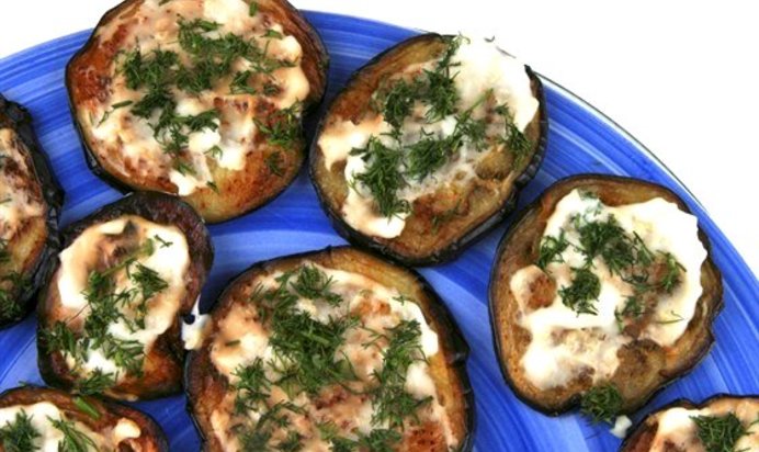 Запеченные баклажаны с чесноком и хлебной крошкой