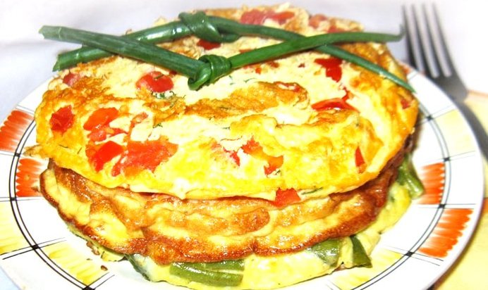 Омлет с тунцом и помидорами