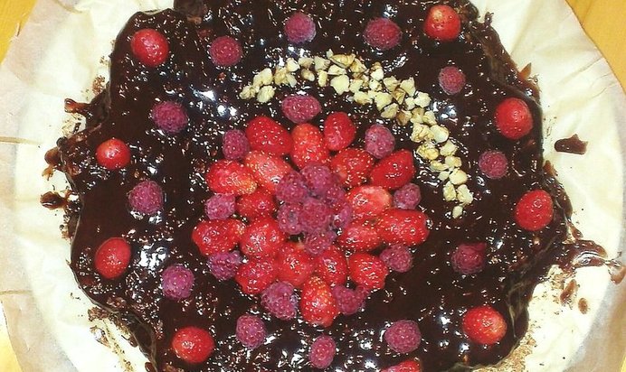 Брауни с земляникой и малиной