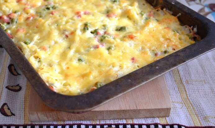 Макаронная запеканка с колбасой и зеленым горошком