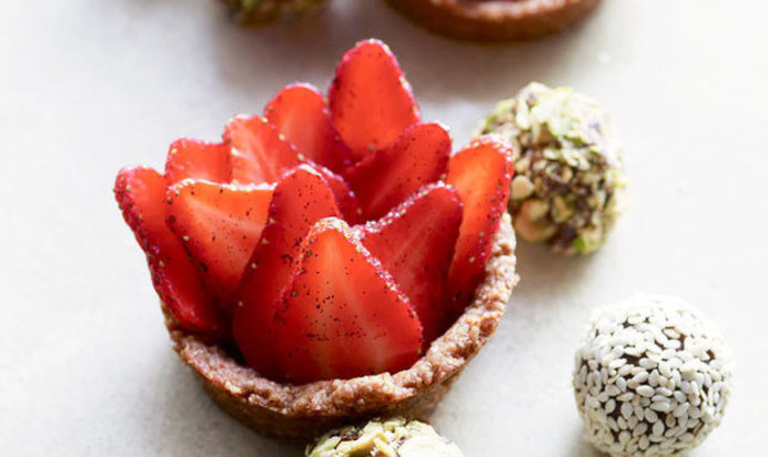 Клубничное пирожное с имбирной крошкой