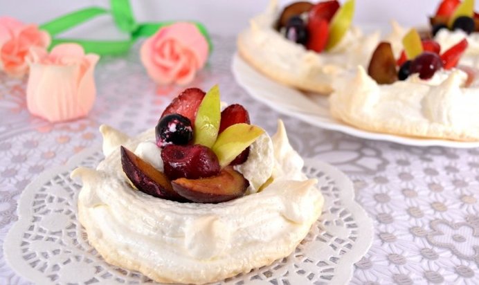 Пирожное-безе с мороженым и ягодно-фруктовым ассорти