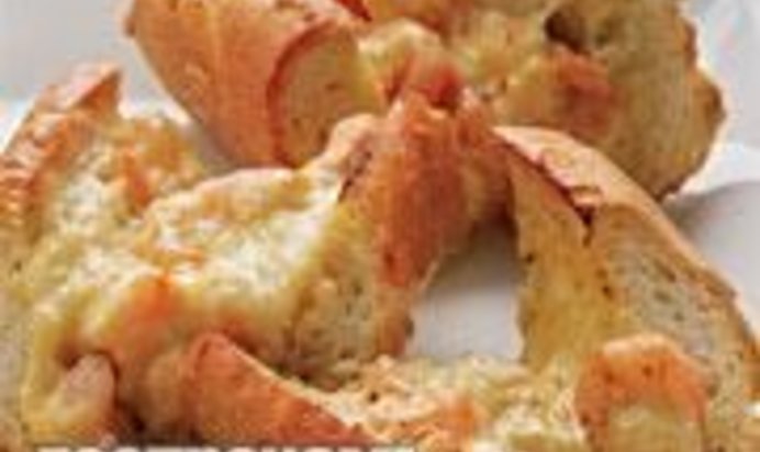 Гигантские гренки с креветками и чеддером