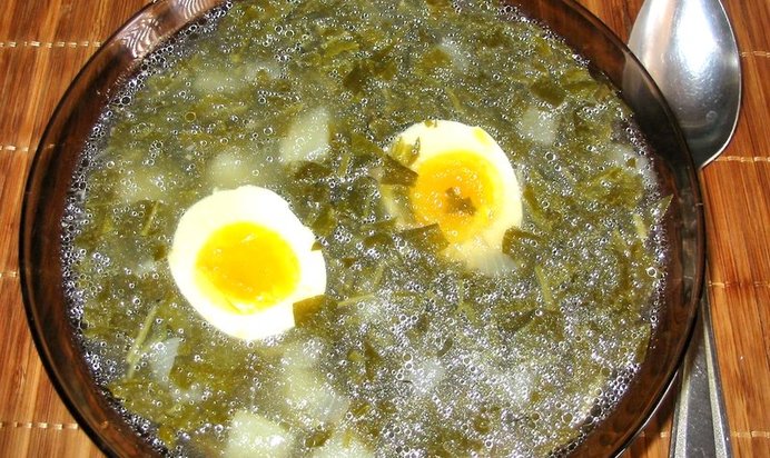 Зеленые щи на курином бульоне