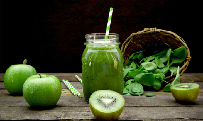 Смузи с зеленым чаем и яблоком