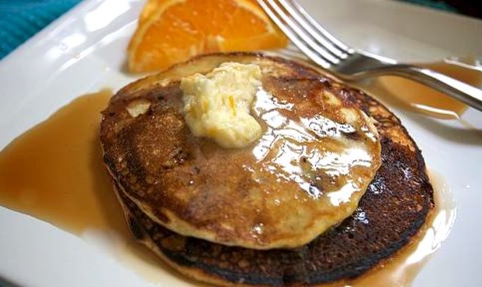 Кукурузные оладьи с черникой и апельсиновым маслом