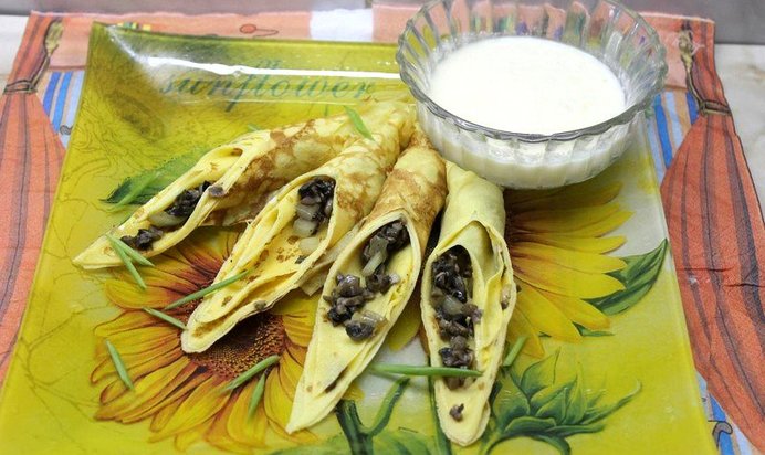Блинчики грибные под соусом