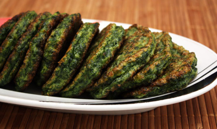 Зеленые оладьи из шпината и брокколи