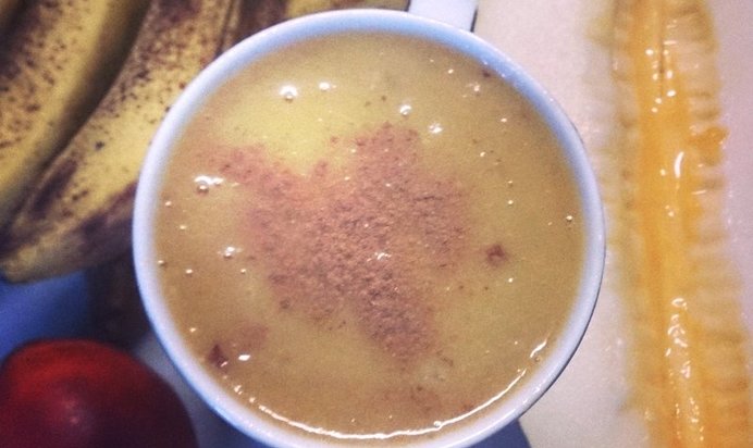 Пряный смузи с бананом, дыней и нектарином