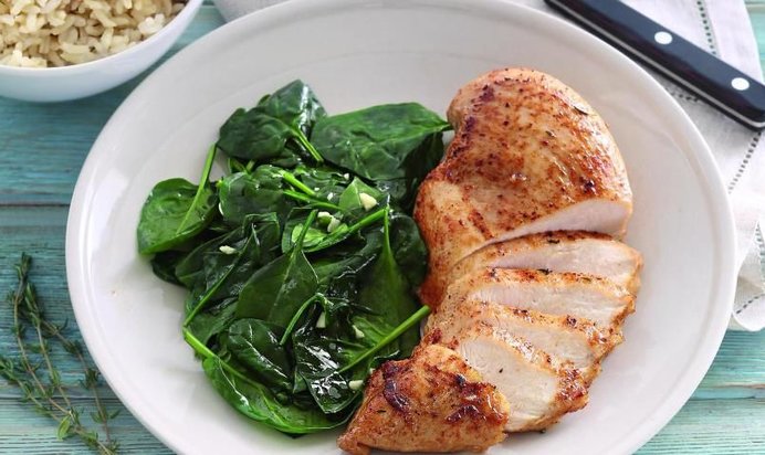 Цыпленок со шпинатом и белым вином