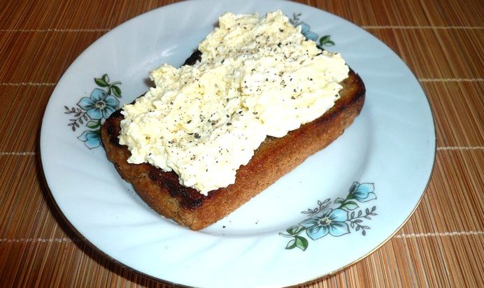 Гренки с яйцом и чесноком