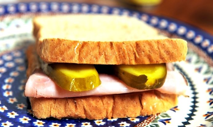 Бутерброд с солеными огурцами