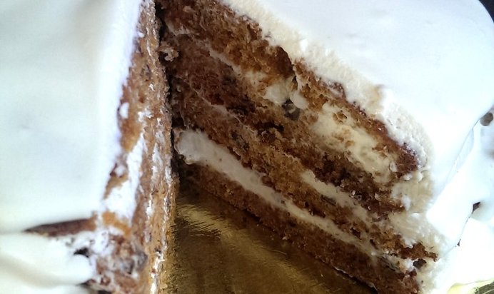 Морковный торт с грецким орехом и сливочным кремом