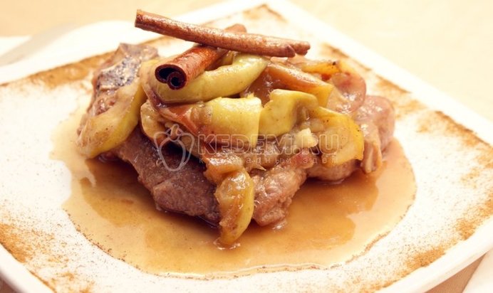 Свиной стейк на сковороде в яблочном соусе