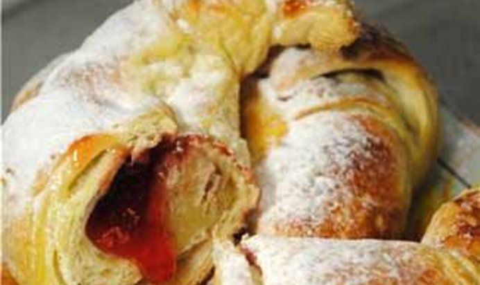 Круассаны с клубничным джемом