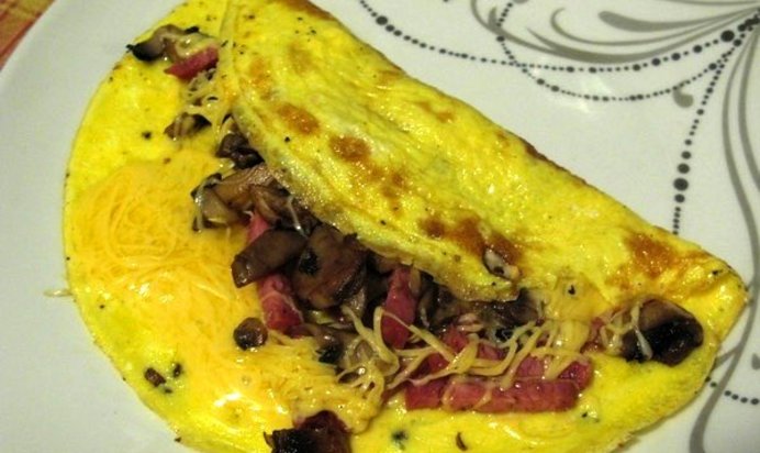 Омлет с лисичками и колбасой