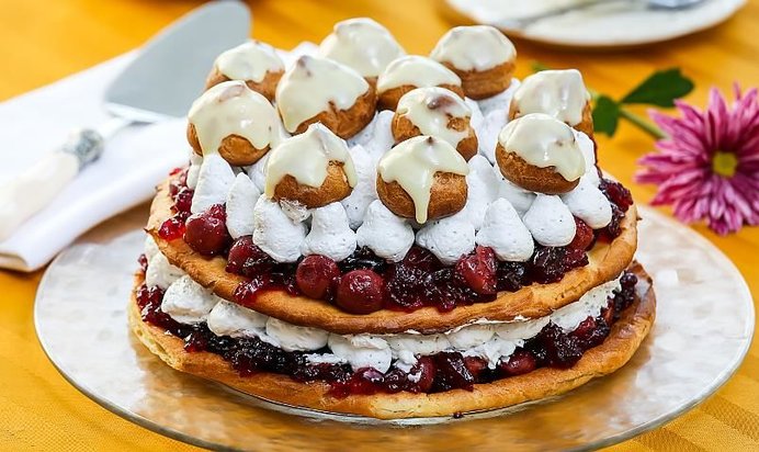 Торт со сливочным кремом и вишневым желе