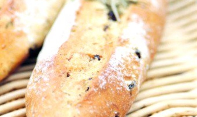 Хлеб с копченым беконом и красным луком