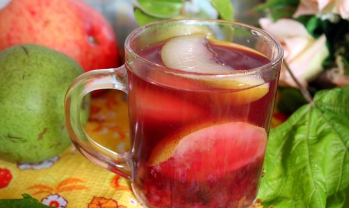 Осенний компот с виноградными листьями