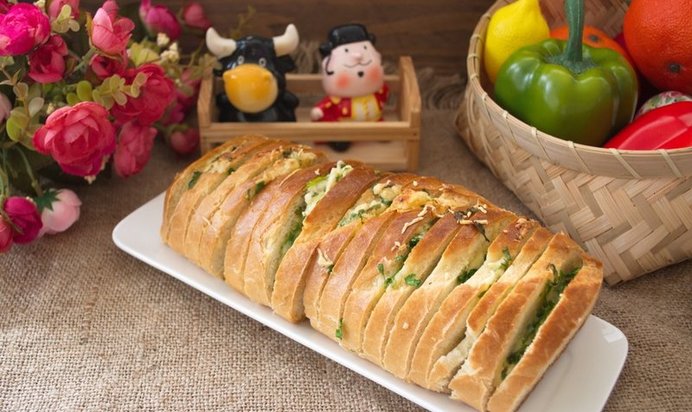 Батон с сыром и зеленью