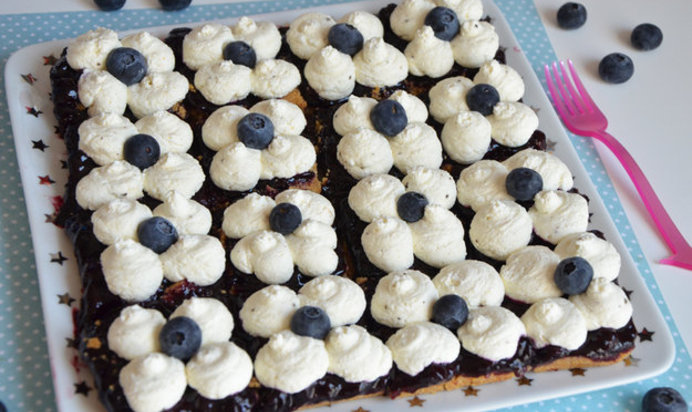 Пирожные с голубикой и взбитыми сливками